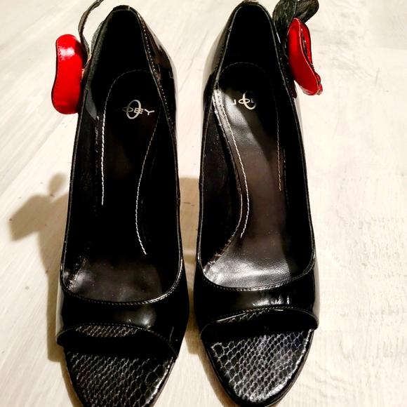 NWTs patent leather 3-D rose flower d'orsay pumps - Picture 6 of 12